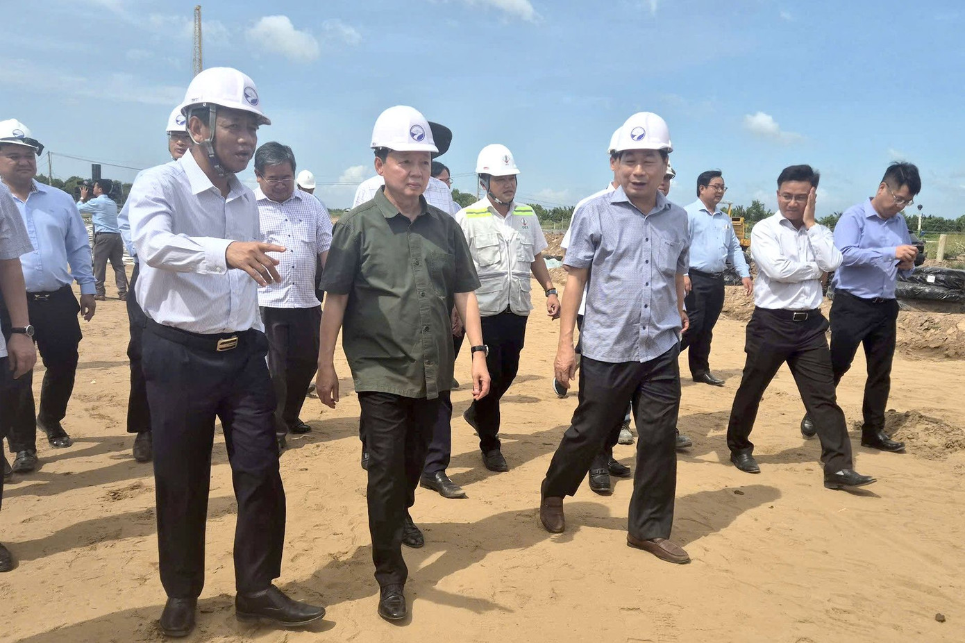 Phó Thủ tướng Trần Hồng Hà kiểm tra tiến độ thi công tuyến cao tốc Châu Đốc - Cần Thơ - Sóc Trăng.