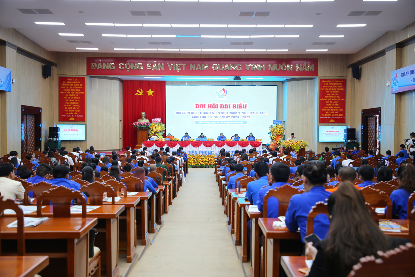 Quang cảnh đại hội. Quang cảnh đại hội.