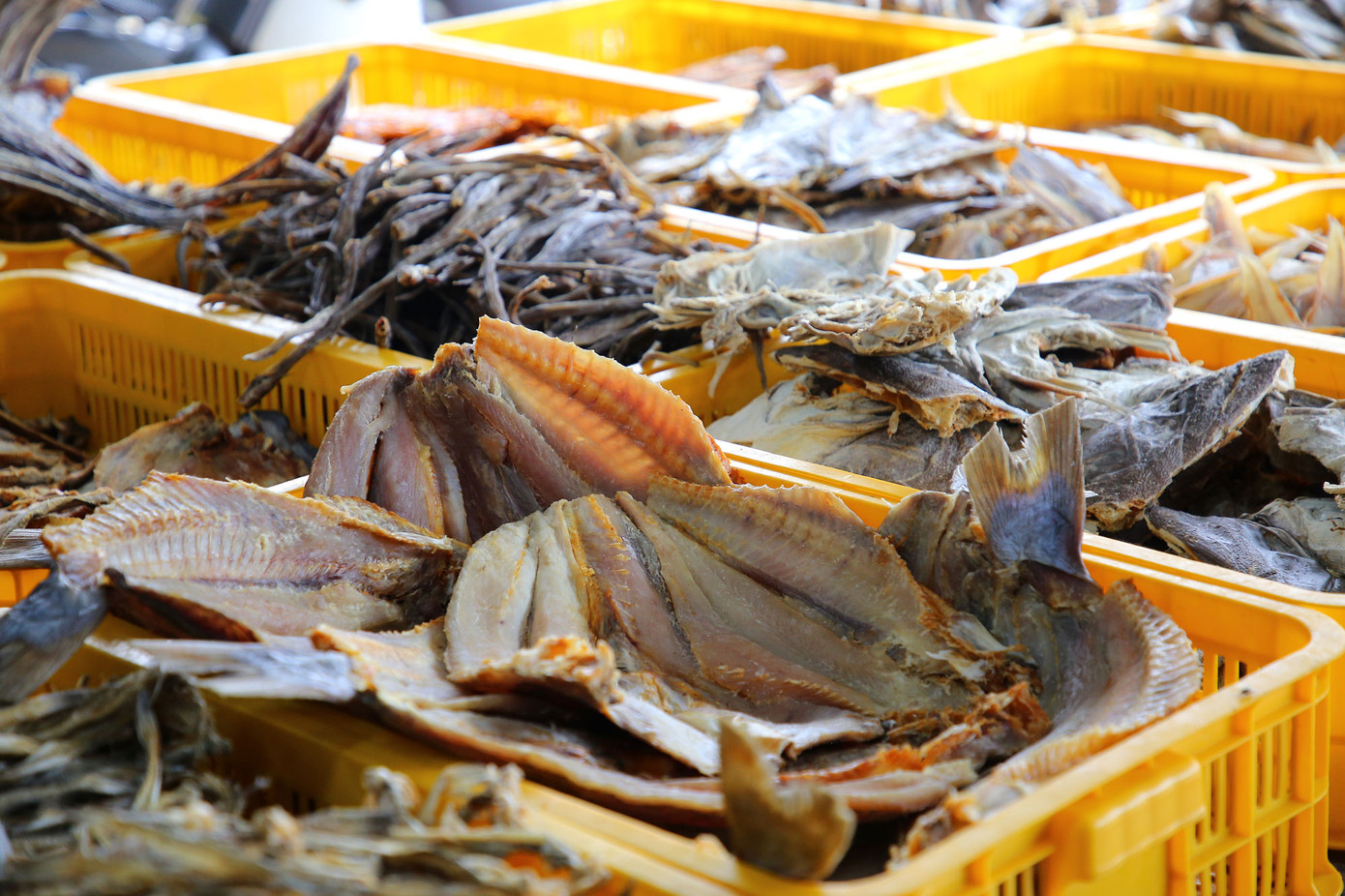 Ngoài việc phục vụ cho thị trường trong tỉnh, làng khô Trần Đề còn phục vụ cho nhu cầu của người dân các tỉnh, thành lân cận như Cần Thơ, Bạc Liêu, Cà Mau, nhất là thị trường TP. HCM.