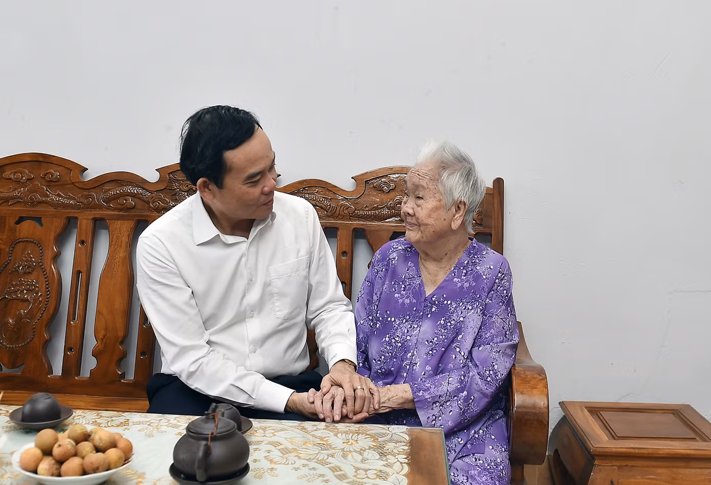 Phó Thủ tướng Trần Lưu Quang thăm Mẹ Việt Nam Anh hùng Kiến Thị Ba - Ảnh: VGP.