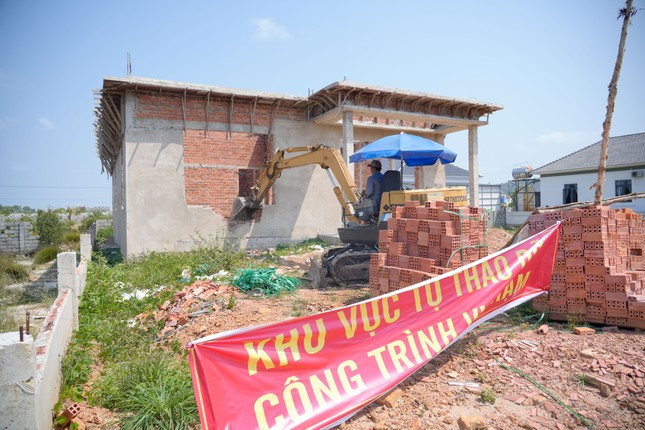 Một số căn biệt thự được chủ tự nguyện tháo dỡ khi chưa hoàn thiện.