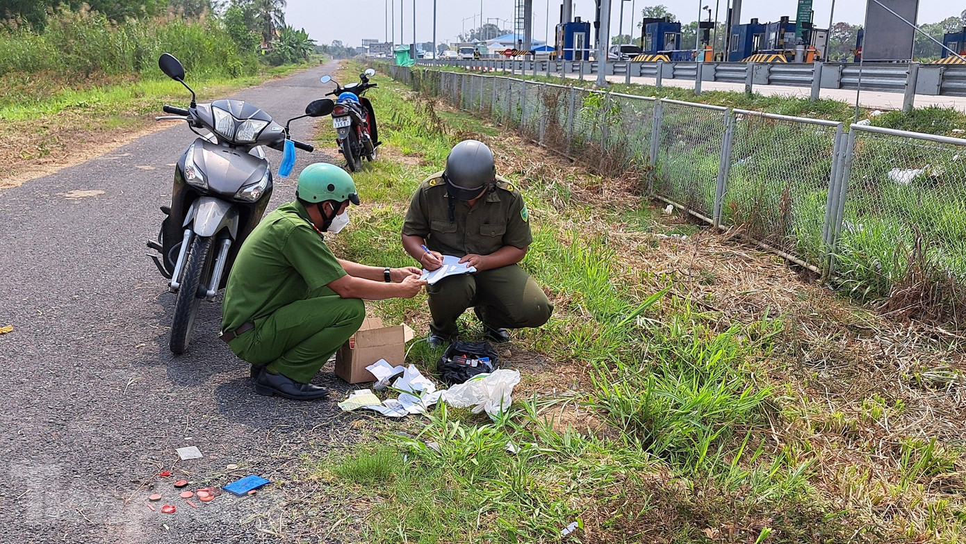 Công an xã Tam Hiệp, huyện Châu Thành lập biên bản vụ việc. Ảnh: Đức Thịnh. Công an xã Tam Hiệp, huyện Châu Thành lập biên bản vụ việc. Ảnh: Đức Thịnh.