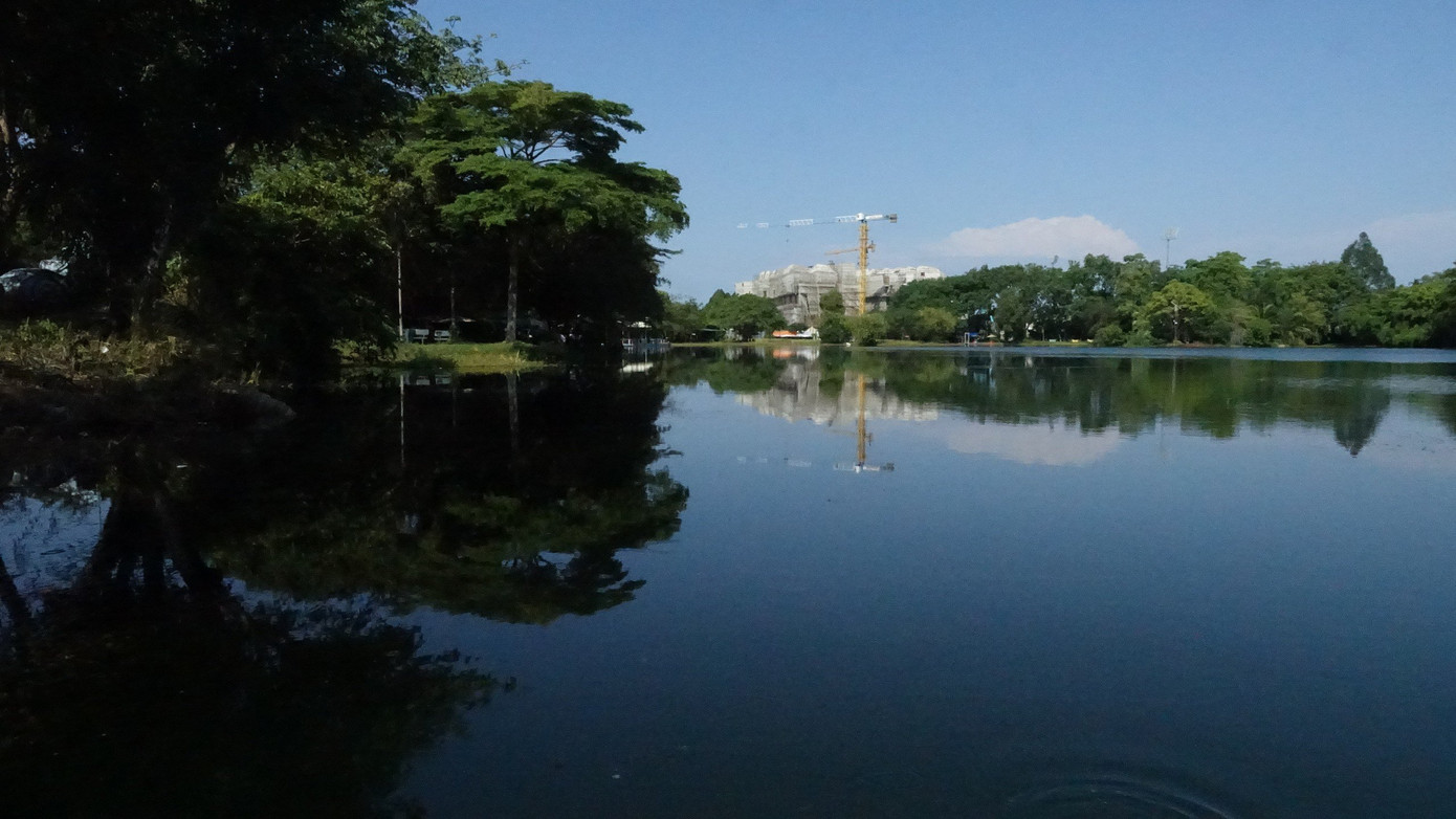 Hồ nước công viên có diện tích rộng khoảng 7ha, sâu 5m. Hồ nước công viên có diện tích rộng khoảng 7ha, sâu 5m.