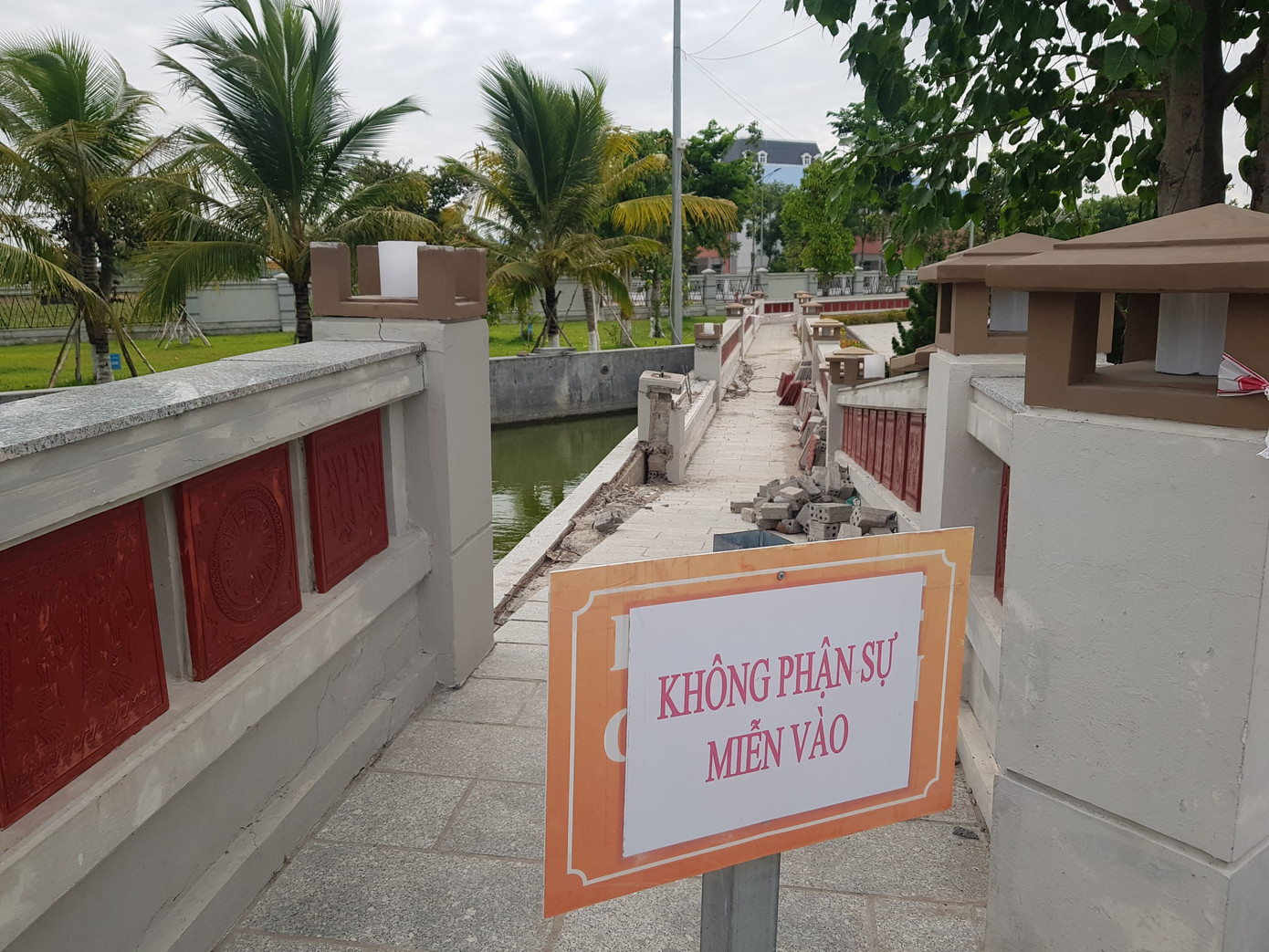 “Hiện nay, công trình đang trong thời gian bảo hành, do đó đơn vị tài trợ và đơn vị thi công đang kiểm tra, đánh giá các yếu tố kỹ thuật để đưa ra phương án sửa chữa phù hợp, dự kiến tiến hành sửa chữa và hoàn thành trong cuối tháng 3/2023”, thông tin từ Sở VHTT&amp;DL Cần Thơ cho biết.
