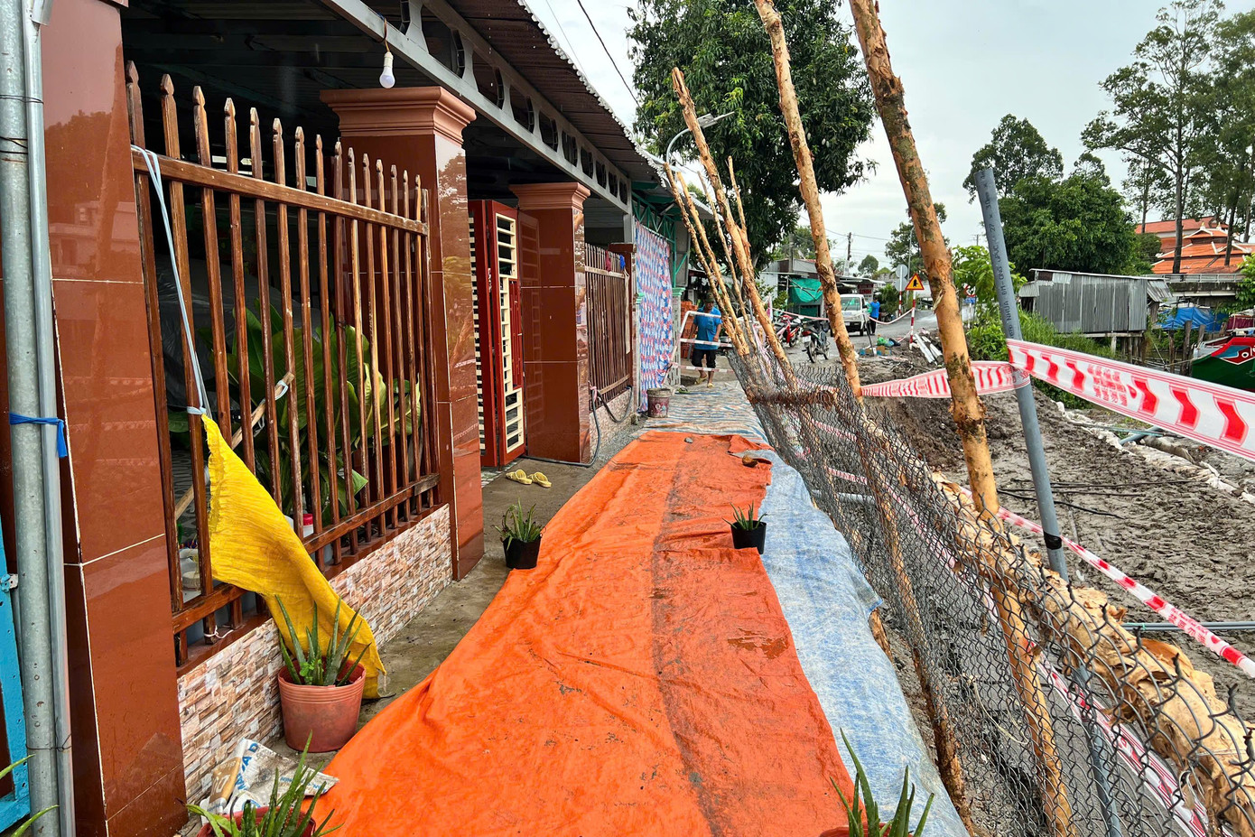 Điểm sạt lở nằm sát nhà dân.