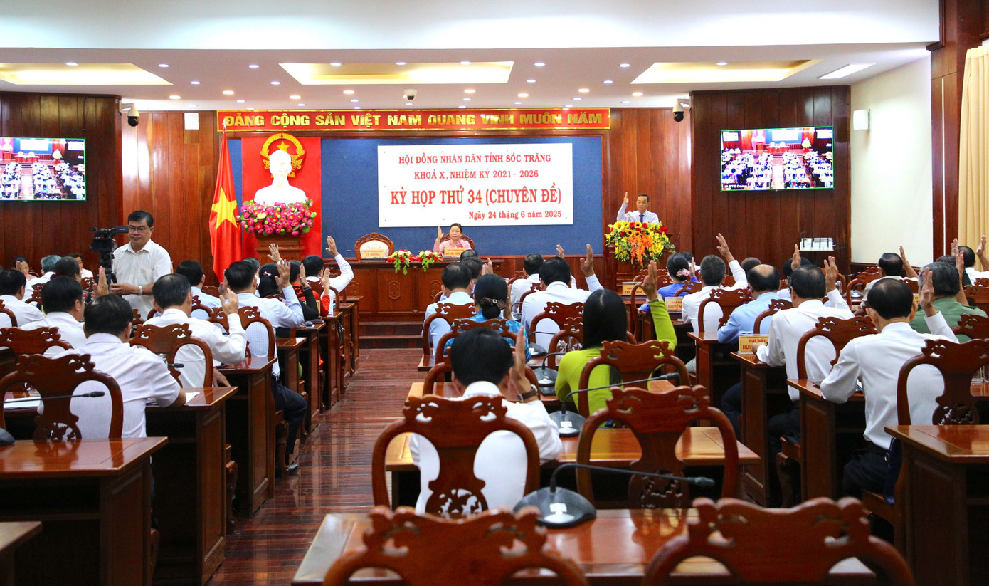 Các đại biểu HĐND tỉnh biểu quyết thông qua các dự thảo Nghị quyết tại phiên họp. Ảnh: Nhật Huy.