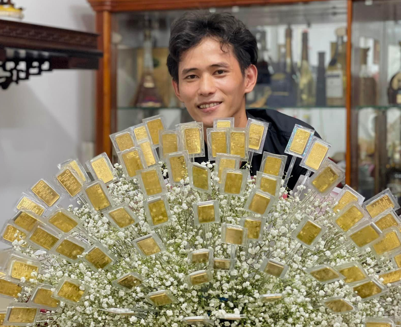 Bó hoa được đính 100 lượng vàng 9999. Ảnh: NVCC.