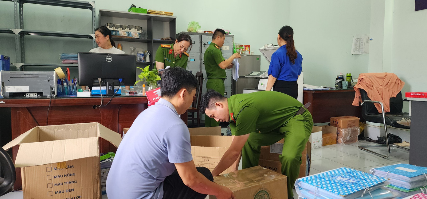 Khám xét nơi làm việc của các bị can. Ảnh: Văn Vũ.