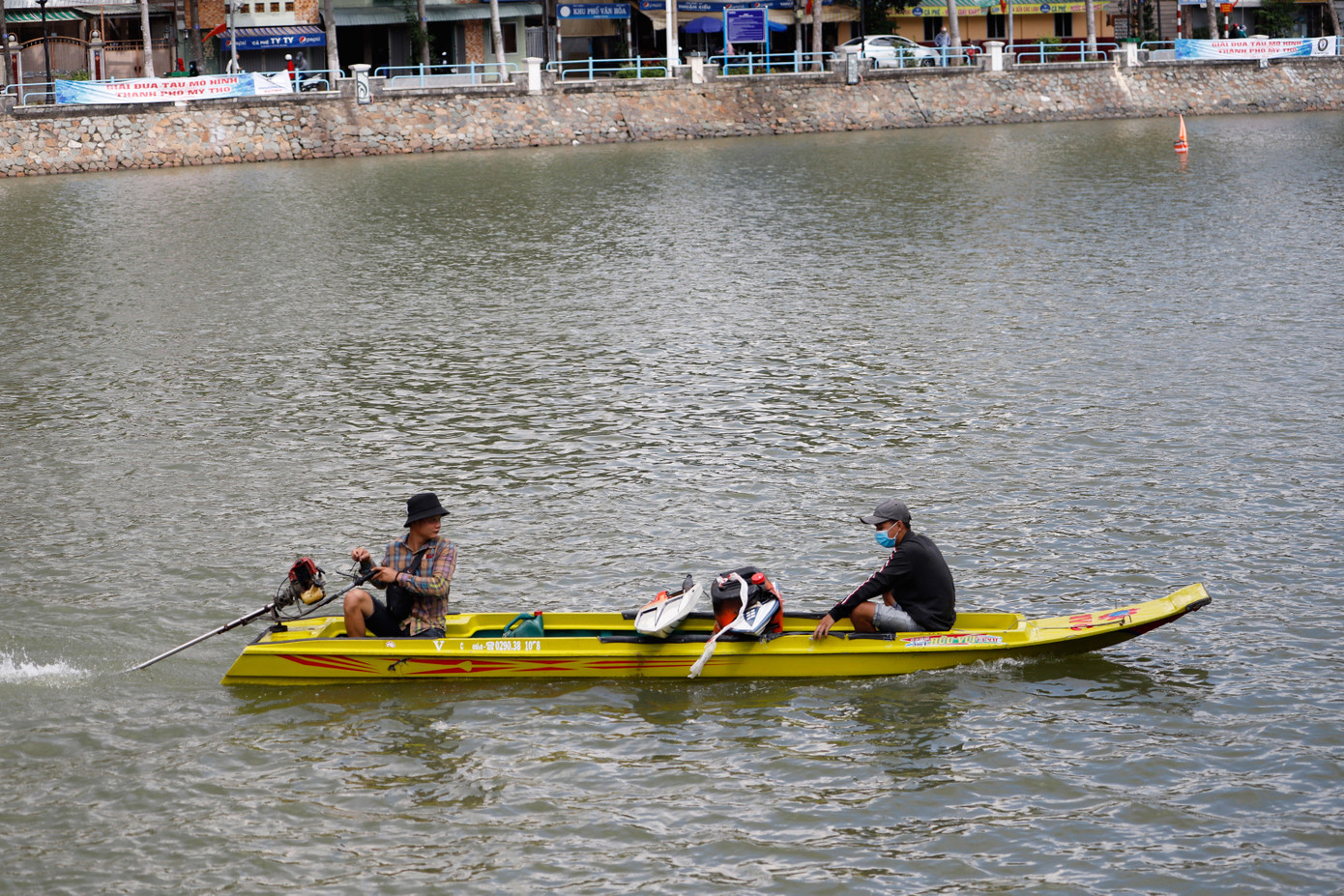 Anh còn cho biết, Việt Nam hiện nay đã chế tạo được vỏ tàu và được dân “chơi tàu” nước ngoài đặt hàng. Anh còn cho biết, Việt Nam hiện nay đã chế tạo được vỏ tàu và được dân “chơi tàu” nước ngoài đặt hàng.