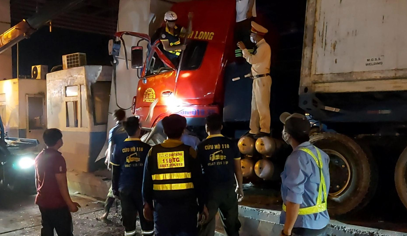 Lực lượng chức năng giải cứu tài xế bị kẹt trong cabin. Ảnh: Châu Thành. Lực lượng chức năng giải cứu tài xế bị kẹt trong cabin. Ảnh: Châu Thành.