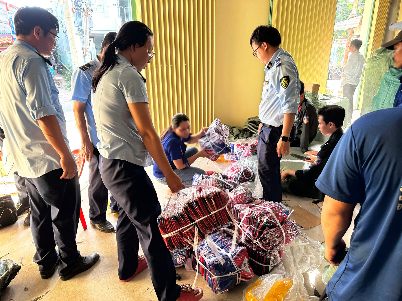 Số hàng hoá không rõ nguồn gốc được lực lượng chức năng phát hiện. Ảnh: Nghiêm Túc.