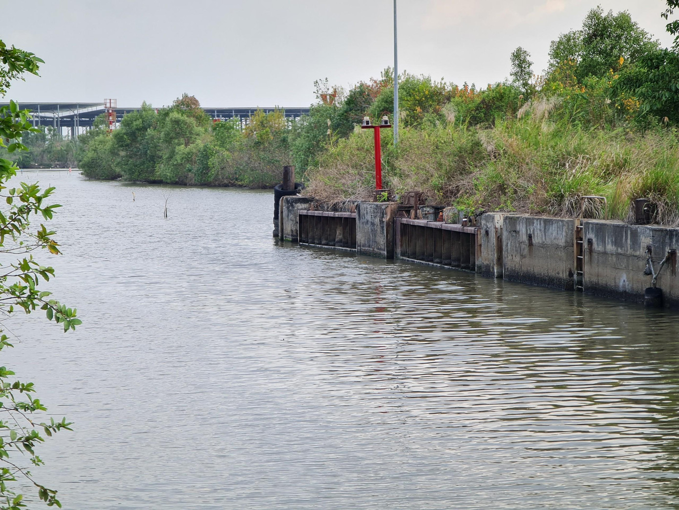 Âu thuyền gồm các hạng mục như: Hạng mục âu thuyền; kênh dẫn thượng/hạ lưu âu; hạng mục cống ngăn mặn; kênh dẫn thượng/hạ lưu cống; hạng mục đập đất; hạng mục cơ khí cửa âu, cửa cống và hệ thống điện điều khiển; hạng mục kiến trúc (nhà điều hành, nhà ở công nhân, đường bãi nội bộ và cảnh quan);… Âu thuyền gồm các hạng mục như: Hạng mục âu thuyền; kênh dẫn thượng/hạ lưu âu; hạng mục cống ngăn mặn; kênh dẫn thượng/hạ lưu cống; hạng mục đập đất; hạng mục cơ khí cửa âu, cửa cống và hệ thống điện điều khiển; hạng mục kiến trúc (nhà điều hành, nhà ở công nhân, đường bãi nội bộ và cảnh quan);…