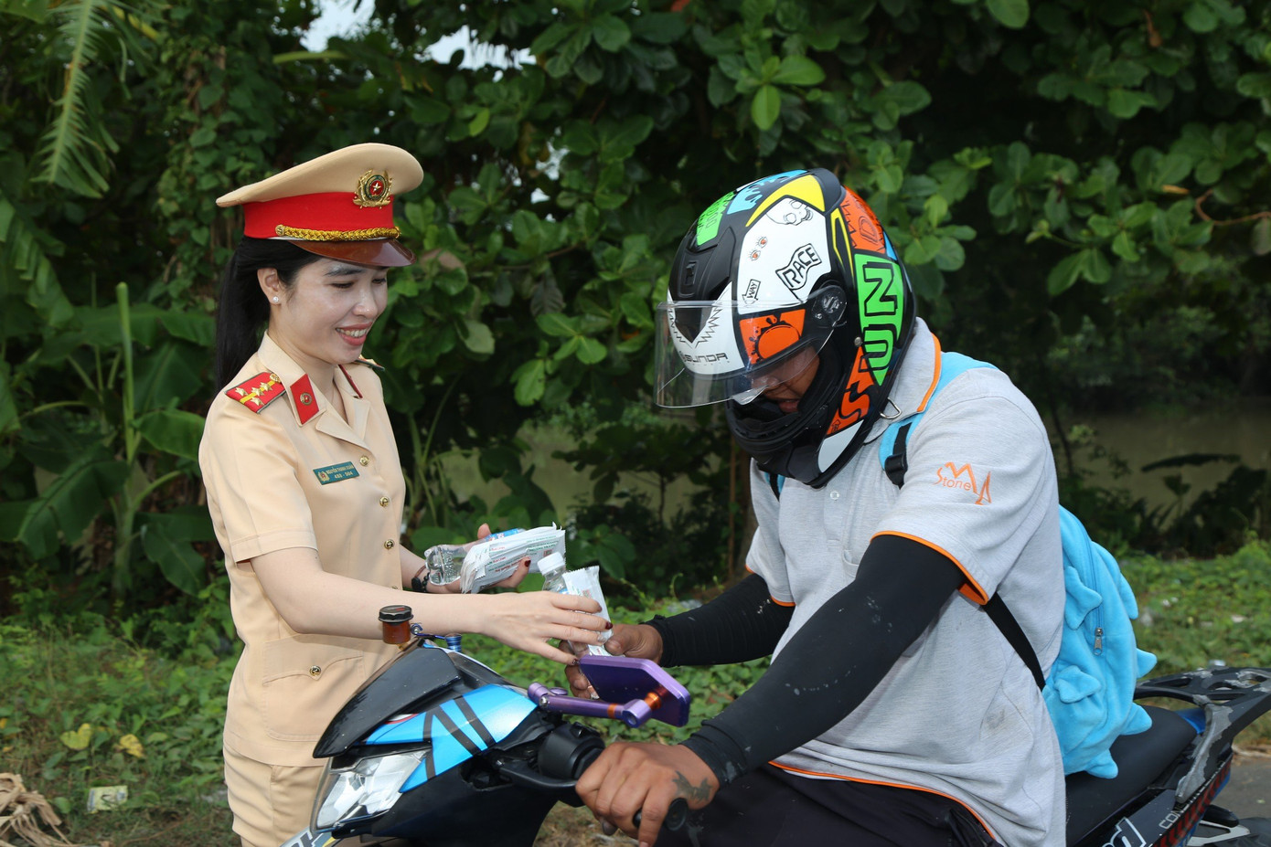 Trên các tuyến đường ở Sóc Trăng, cán bộ chiến sĩ đã tổ chức phát nước uống, khăn lạnh, đổ xăng miễn phí cho người dân để hỗ trợ người dân về quê đón Tết với số lượng trên 1.000 chai nước, trên 500 khăn lạnh, trên 20 lít xăng và gần 50 chiếc bánh bao.