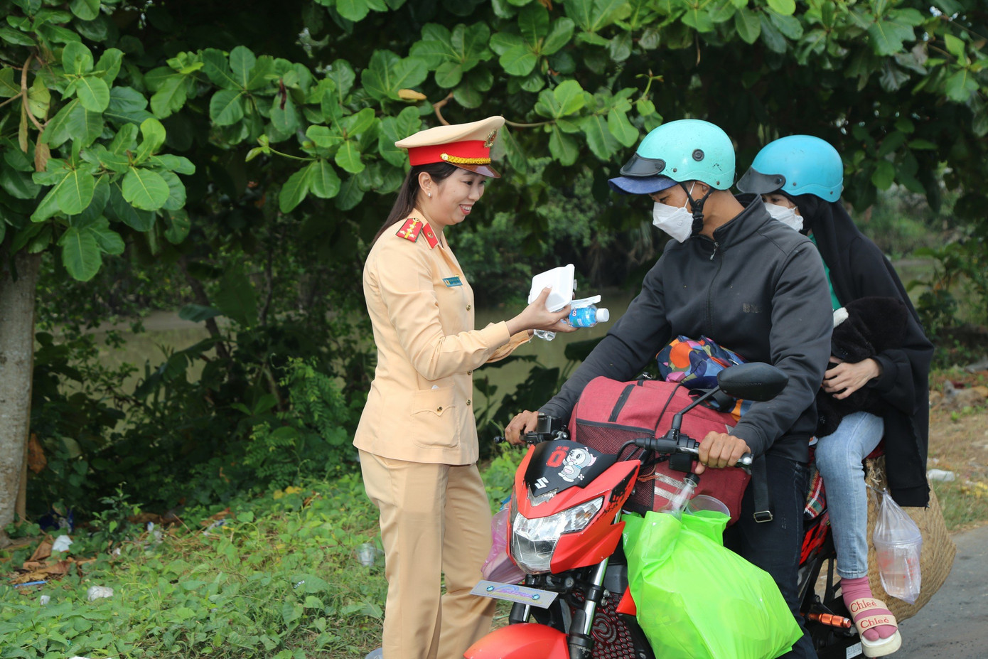 Việc tiếp sức cho người dân về quê ăn Tết là hành động đẹp đã được lực lượng CSGT thực hiện trong nhiều năm qua và nhận được sự ủng hộ, giúp sức nhiệt tình từ nhân dân và các mạnh thường quân.