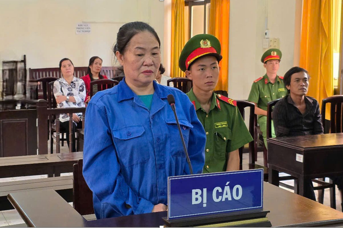 Bị cáo Trần Thị Huyền tại toà.