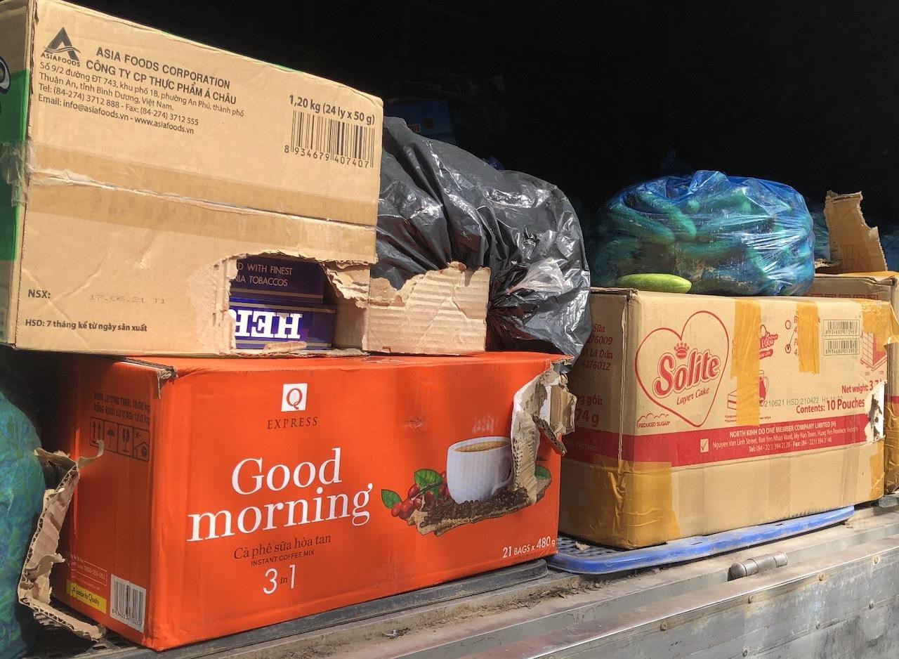 4 thùng giấy được ngụy trang cất giấu chung với rau, củ, quả, bên trong các thùng giấy này có 1.740 bao thuốc lá điếu ngoại nhập. 4 thùng giấy được ngụy trang cất giấu chung với rau, củ, quả, bên trong các thùng giấy này có 1.740 bao thuốc lá điếu ngoại nhập.