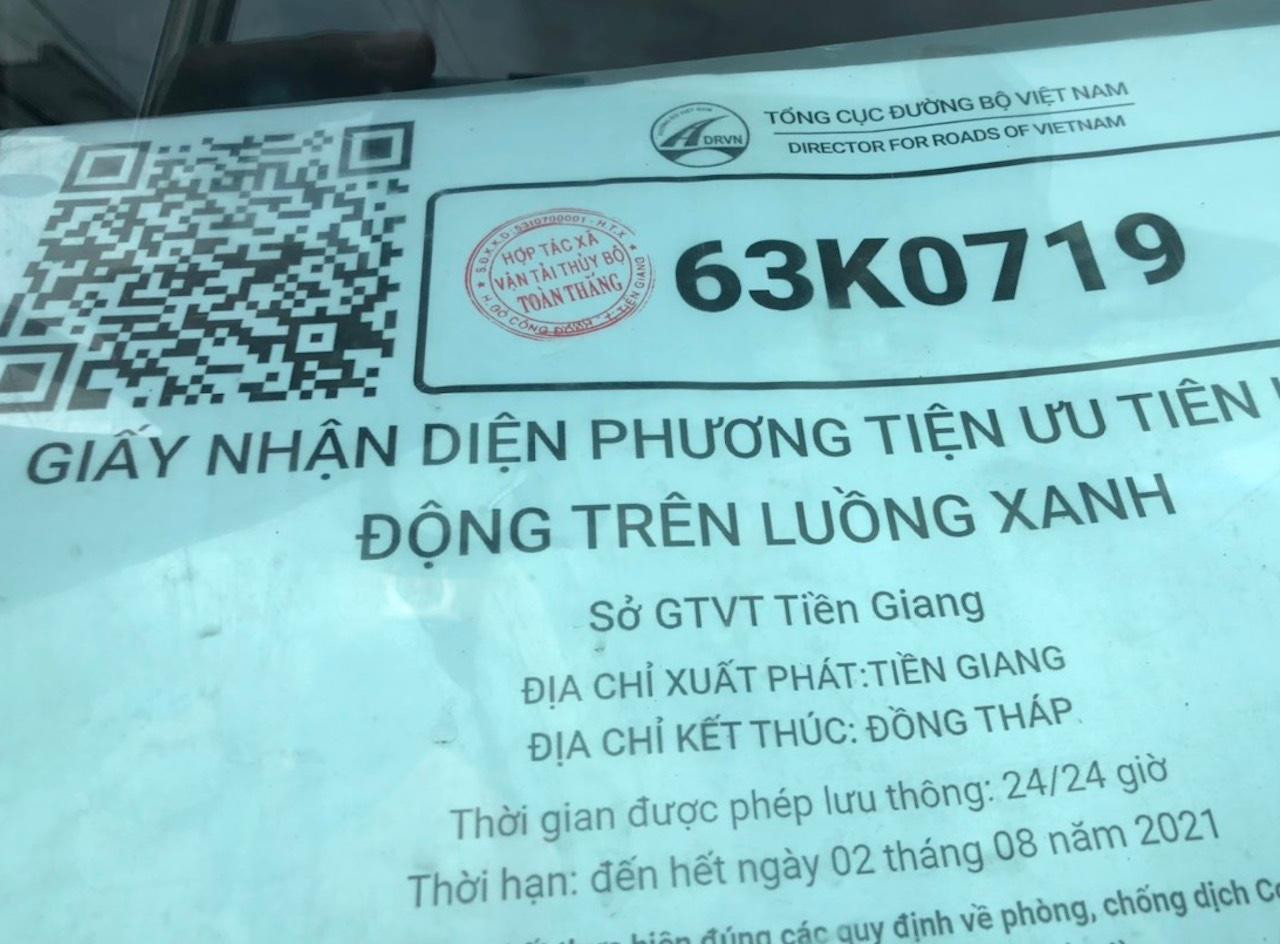 Giấy nhận diện phương tiện ưu tiên hoạt động "luồng xanh" cùng phương tiện vận chuyển thuốc lá lậu. Giấy nhận diện phương tiện ưu tiên hoạt động "luồng xanh" cùng phương tiện vận chuyển thuốc lá lậu.