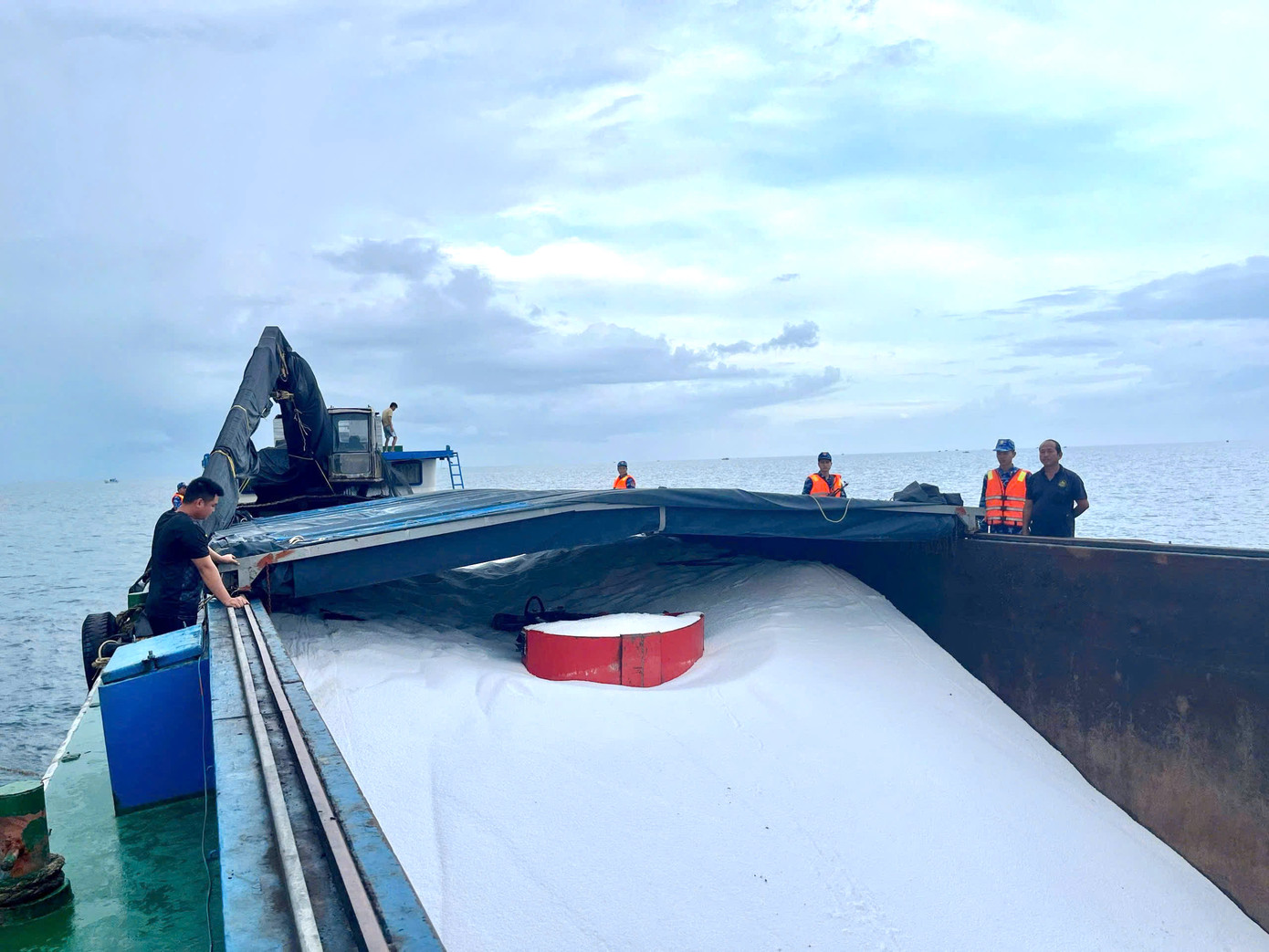 Lực lượng chức năng kiểm tra hàng hóa vi phạm trên sà lan KG-58069.