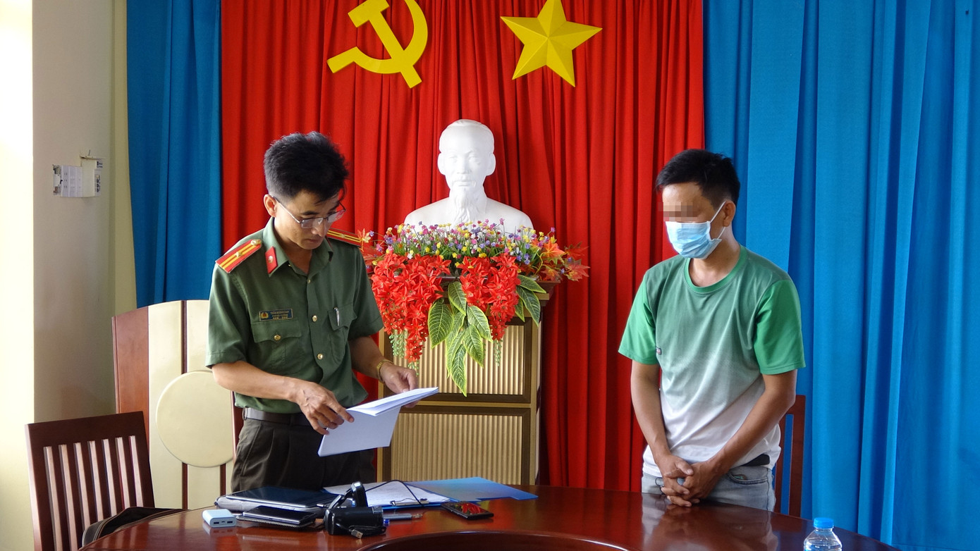 Triển khai quyết định xử phạt vi phạm hành chính đối với ông L.. Ảnh: Lê Hoài Triển khai quyết định xử phạt vi phạm hành chính đối với ông L.. Ảnh: Lê Hoài