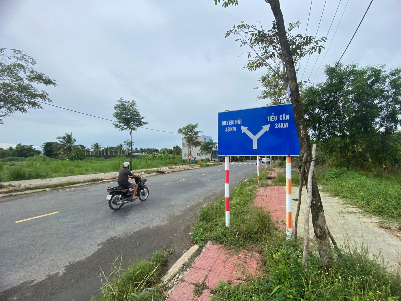 Được biết, có 253 hộ, gia đình và tổ chức có đất bị thu hồi với diện tích hơn 264.000m2. Trong số này, chỉ có 16 hộ đủ điều kiện cấp tái định cư, còn lại thuộc diện phân phối lại đất tại chỗ (là đất ở đô thị). Tổng số đất bị thu hồi bởi dự án là hơn 264.000m2, tỉnh Trà Vinh dự kiến bố trí tái định cư và phân phối lại quỹ đất 65.029m2 cho 253 hộ gia đình và cá nhân, tất cả đều thuộc diện tái định cư tại chỗ. Tuy nhiên đã hơn 10 năm kể từ lúc làm dự án, đến nay vẫn chưa có một khu đất tái định cư nào được giao.