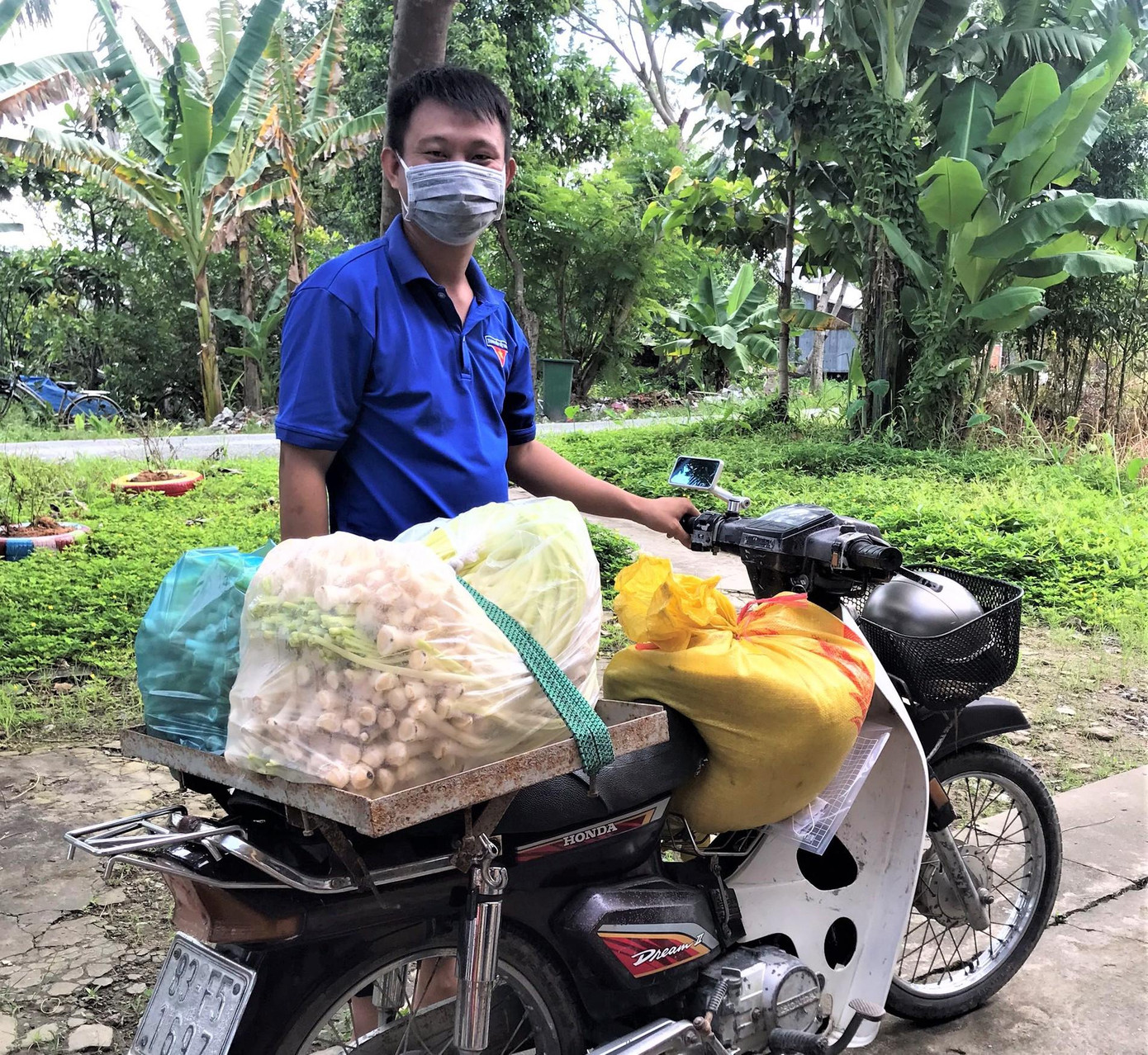 Đoàn viên, thanh viên chạy xe máy mua hàng hóa cho người dân bị cách ly tại nhà.