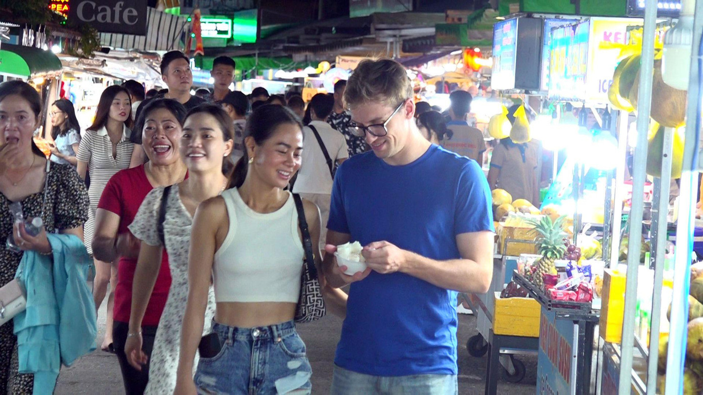 Ông Nguyễn Vũ Khắc Huy - Phó Chủ tịch Hiệp hội Du lịch tỉnh Kiên Giang cho hay, dịp lễ Quốc khánh năm nay trùng với thời điểm học sinh vừa đi học cách đây vài ngày nên lượng du khách không đông. Dự kiến lượng khách giảm khoảng 30% so với dịp hè.