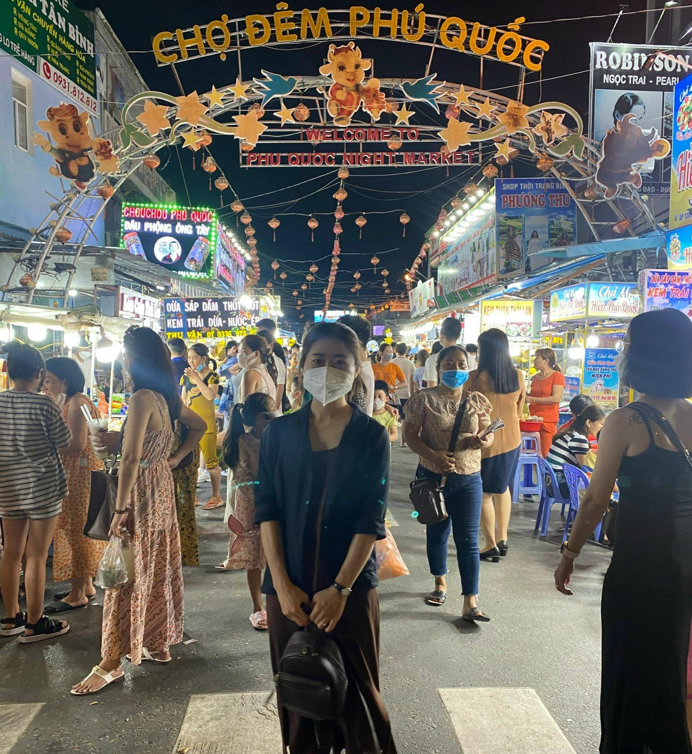 Chợ đêm Phú Quốc thu hút khách du lịch.