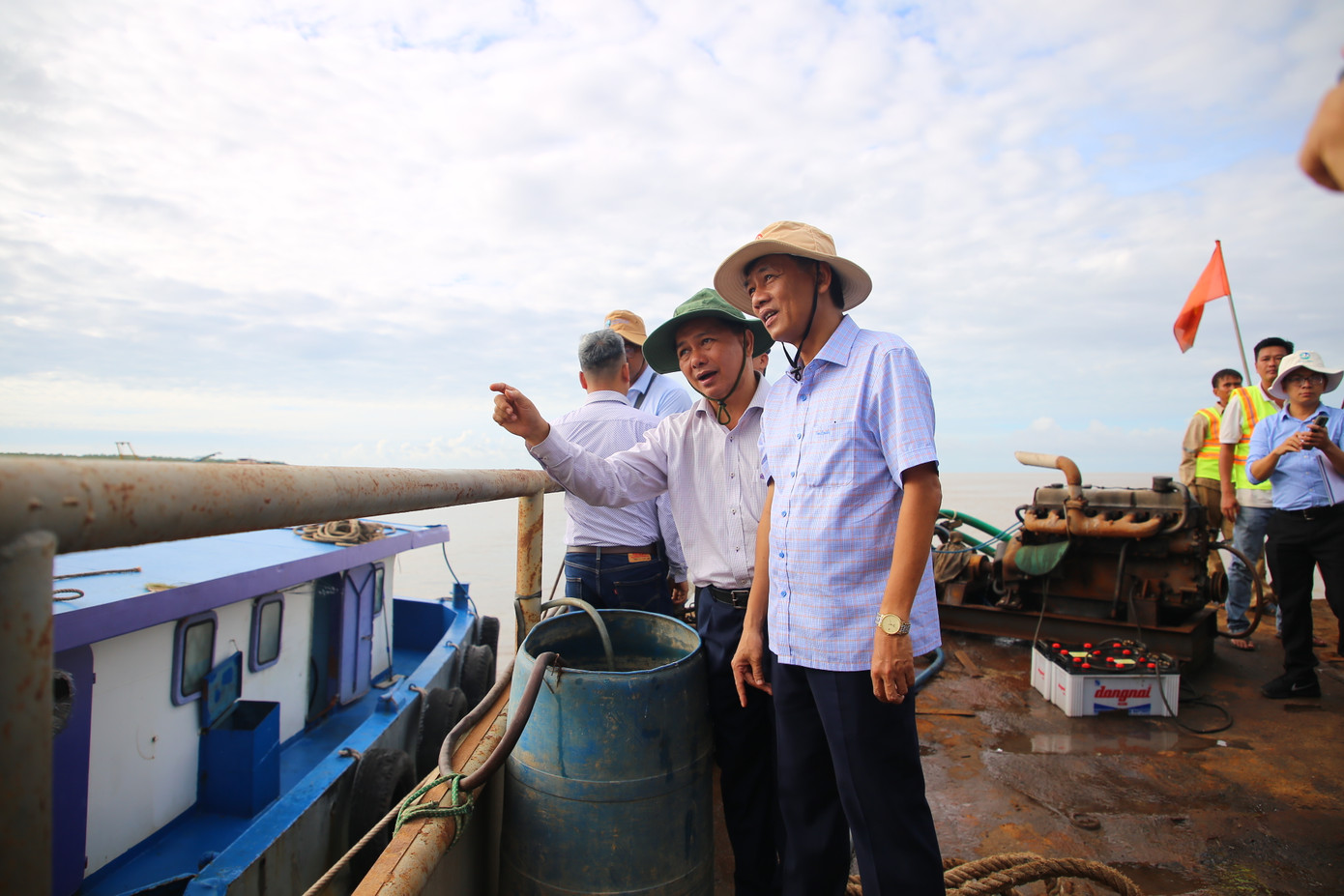 Lãnh đạo tỉnh Sóc Trăng khảo sát 2 mỏ cát trên sông Hậu. Ảnh: Nhật Huy. Lãnh đạo tỉnh Sóc Trăng khảo sát 2 mỏ cát trên sông Hậu. Ảnh: Nhật Huy.