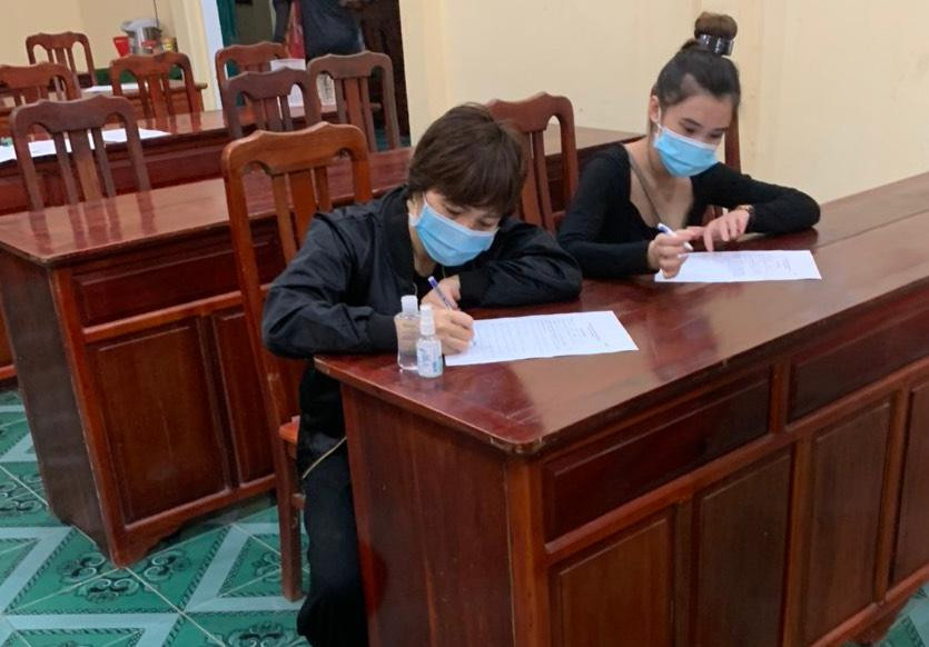 Nhóm người nhập cảnh trái phép bị buộc khai báo y tế. Nhóm người nhập cảnh trái phép bị buộc khai báo y tế.