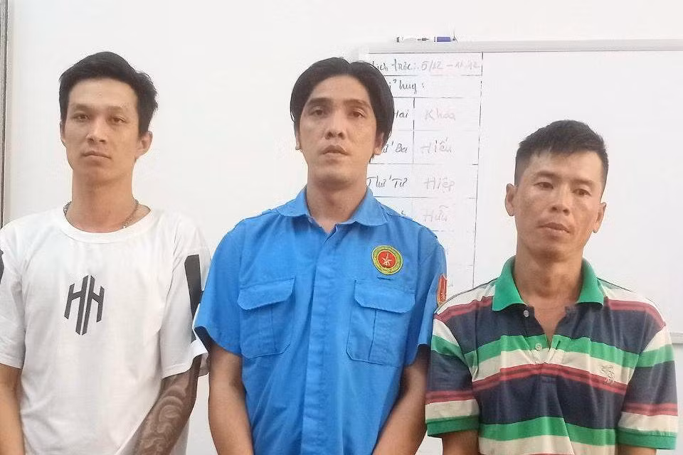 3 bị can: Lê Huy An, Phạm Ngọc Hiệp và Trần Thanh Tùng (bên trái qua). Ảnh: Văn Vũ.