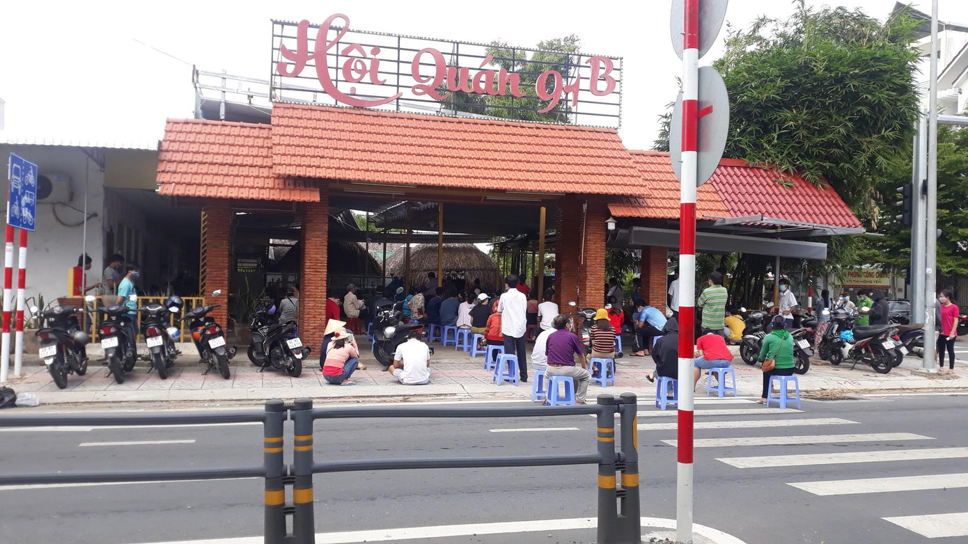 Cán bộ khu vực chia khung thời gian hẹn trên phiếu xét nghiệm để tránh tập trung quá đồng người cùng lúc và bố trí ghế ngồi, luôn nhắc nhở người dân giữ khoảng cách an toàn trong lúc chờ đến lượt lấy mẫu. Cán bộ khu vực chia khung thời gian hẹn trên phiếu xét nghiệm để tránh tập trung quá đồng người cùng lúc và bố trí ghế ngồi, luôn nhắc nhở người dân giữ khoảng cách an toàn trong lúc chờ đến lượt lấy mẫu.