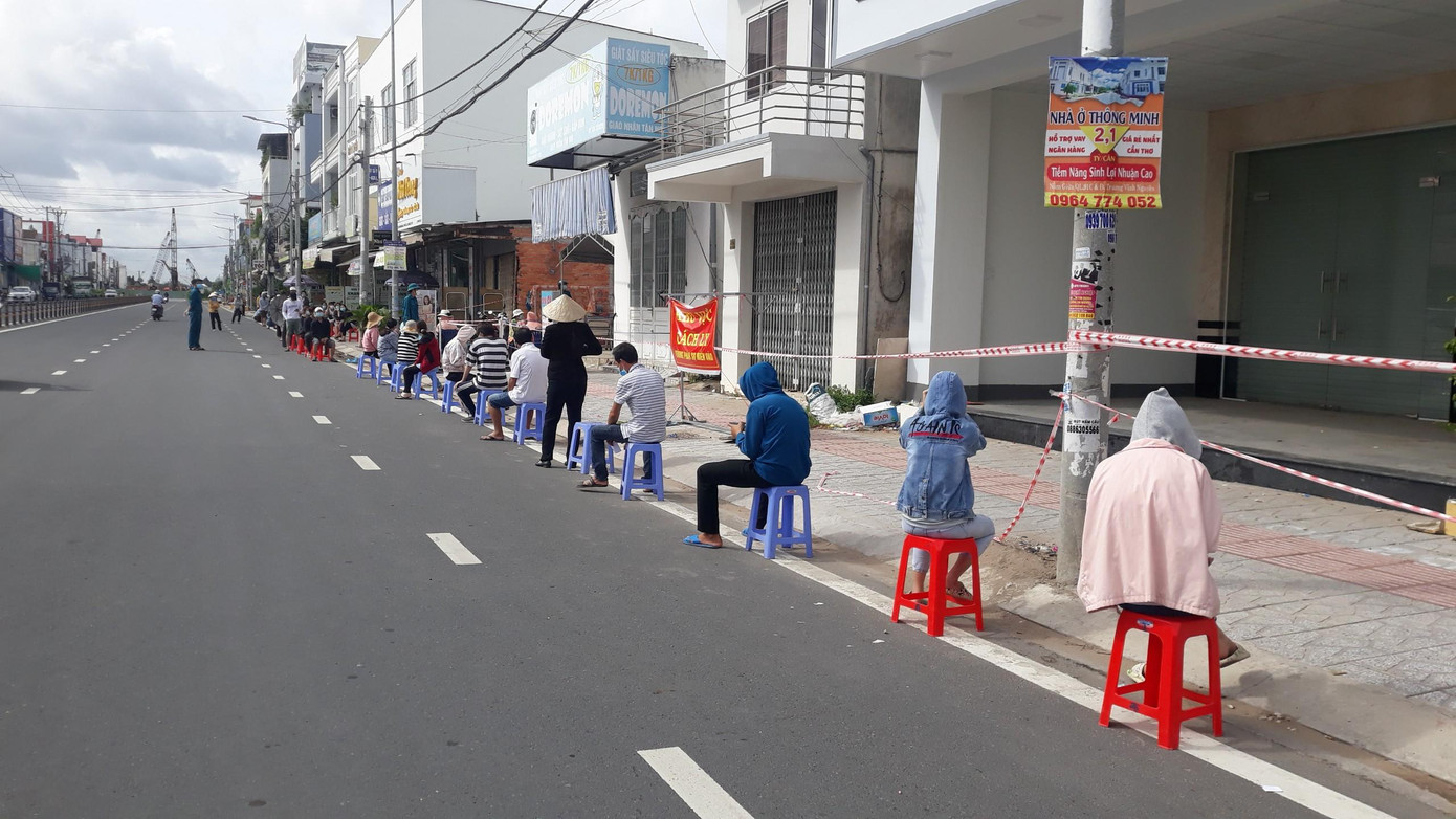 Người dân đến lấy mẫu đều đeo khẩu trang, sát khuẩn tay, đảm bảo các biện pháp phòng chống dịch. Người dân đến lấy mẫu đều đeo khẩu trang, sát khuẩn tay, đảm bảo các biện pháp phòng chống dịch.