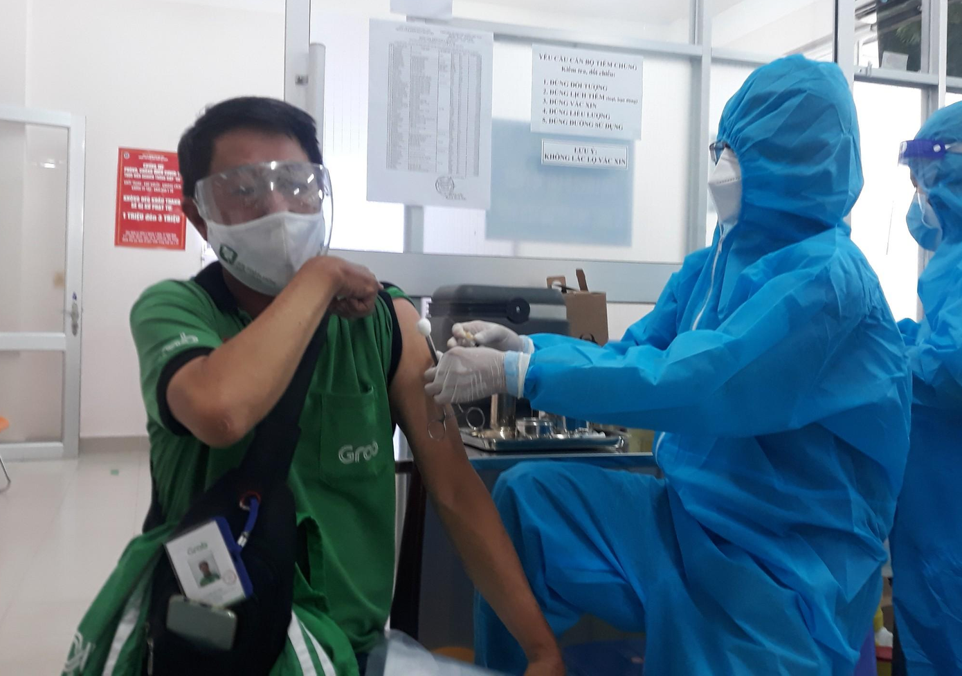 CDC Cần Thơ đã tổ chức tiêm vắc xin ngừa COVID-19 cho hơn 400 shipper Grab. CDC Cần Thơ đã tổ chức tiêm vắc xin ngừa COVID-19 cho hơn 400 shipper Grab.
