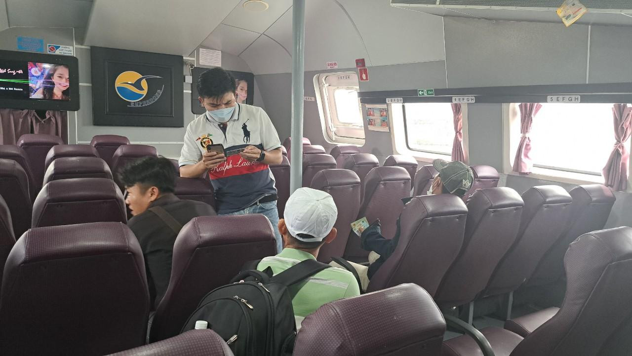 Lực lượng công an kiểm tra đối chiếu hành khách trên tàu và các đối tượng gây án. Ảnh: H.T. Lực lượng công an kiểm tra đối chiếu hành khách trên tàu và các đối tượng gây án. Ảnh: H.T.