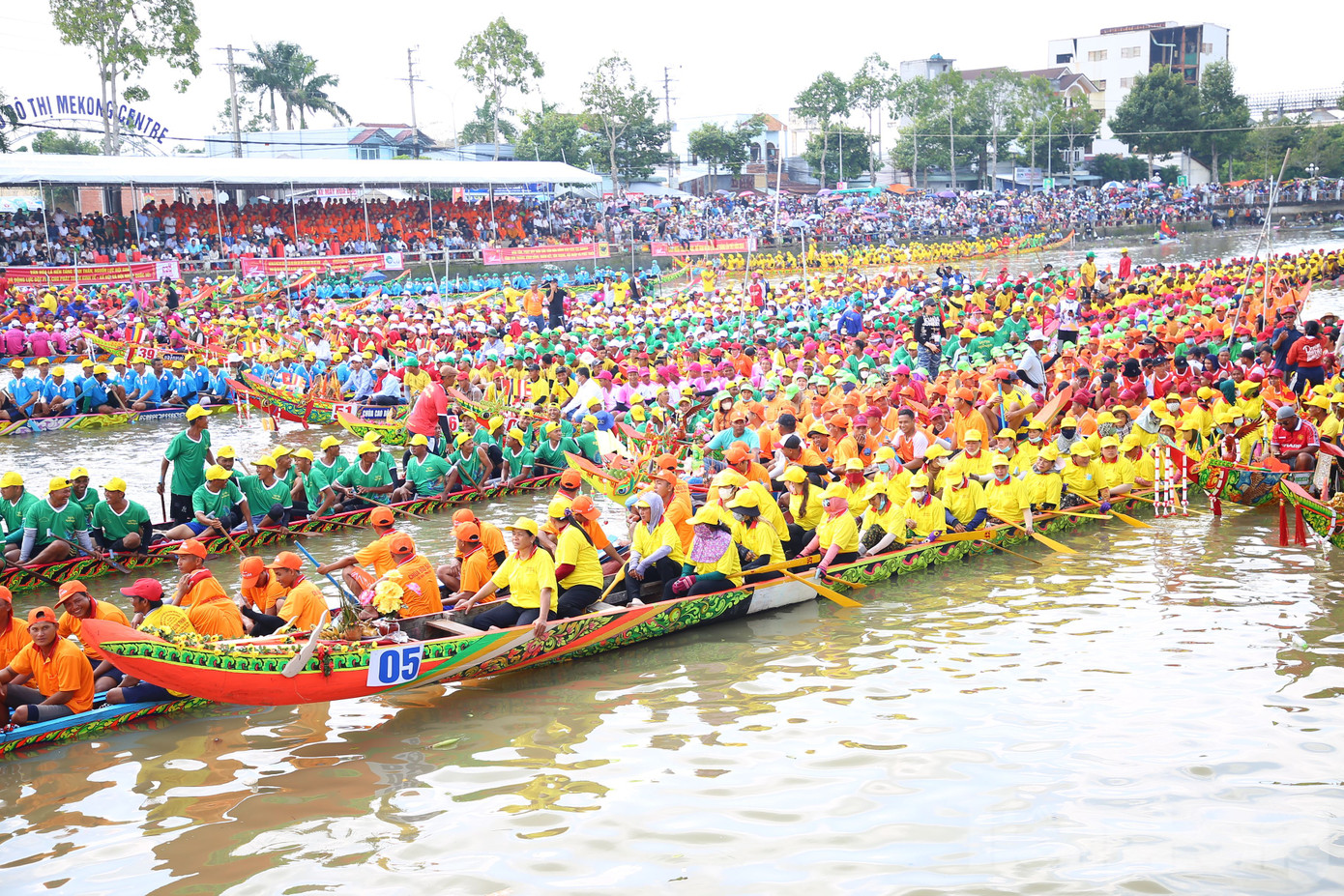 Giải đua ghe Ngo thu hút 60 đội, gần 7.200 vận động viên tham dự.