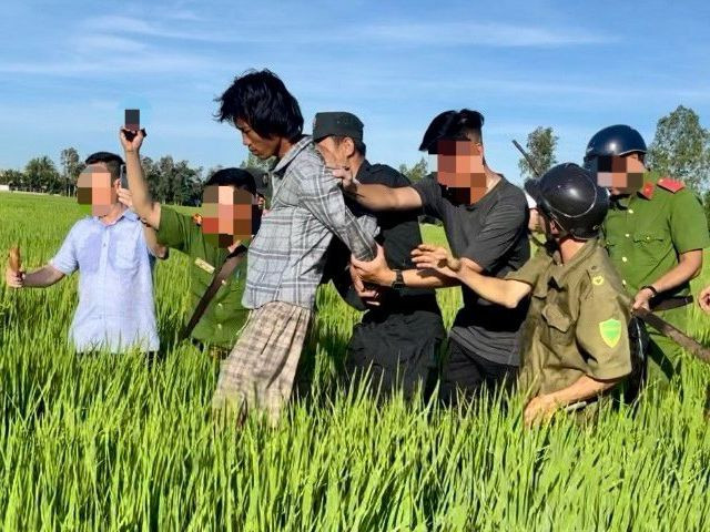 Cơ quan chức năng bắt giữ Võ Chí Cường khi đang lẩn trốn tại huyện Cờ Đỏ, TP. Cần Thơ. Ảnh: T.X