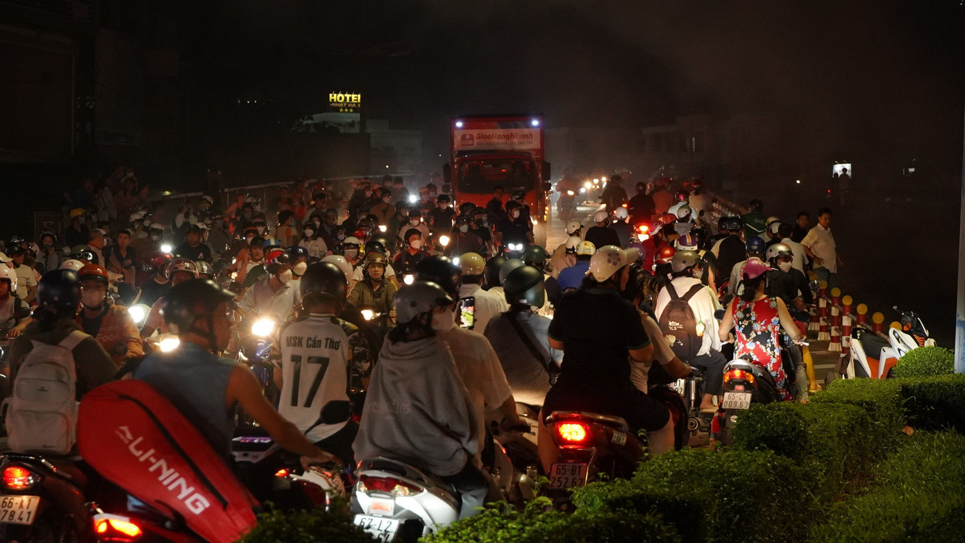 Giao thông ùn tắc cục bộ tại cầu Đầu Sấu.