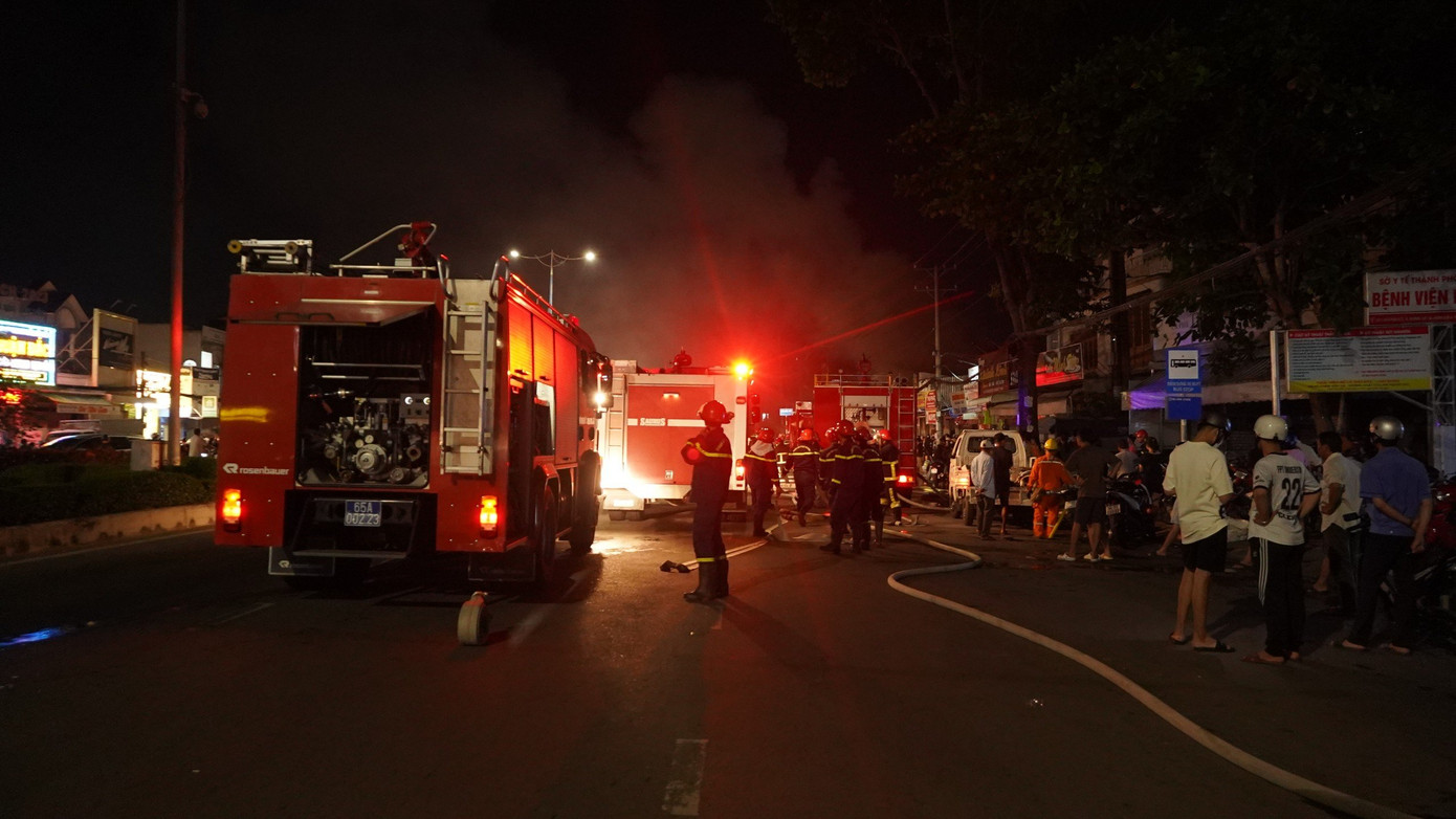 Xe chữa cháy được điều động đến hiện trường.