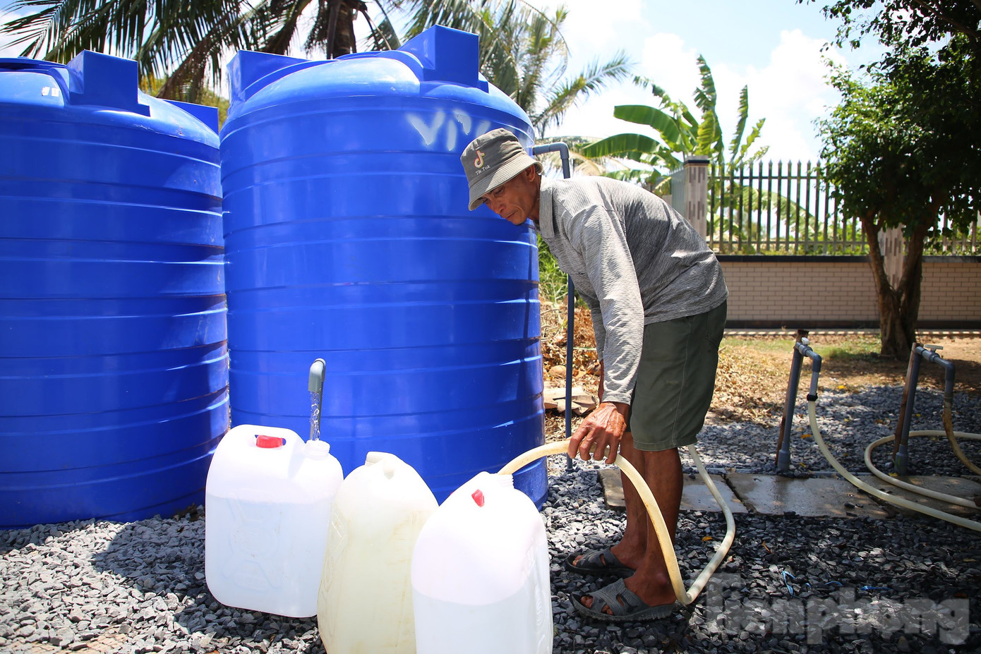 Người dân trên địa bàn tỉnh Tiền Giang thiếu nước ngọt sử dụng. Ảnh: Nhật Huy Người dân trên địa bàn tỉnh Tiền Giang thiếu nước ngọt sử dụng. Ảnh: Nhật Huy