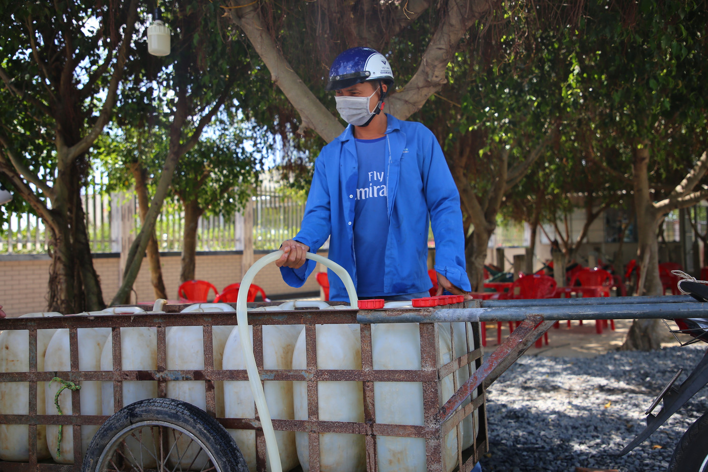 Ông Lê Văn Tuấn ngụ cùng địa phương thông tin thêm, trước đó gia đình ông có dự trữ nước ngọt nhưng vẫn không đủ dùng. Trong khi đó, nước từ nhà máy đã không cung cấp được một giọt nào khoảng 2 tuần nay nên thiếu nước ngọt trầm trọng. Tranh thủ đưa con đi học xong, ông mang can nhựa để lấy nước về phục vụ ăn uống, sinh hoạt.