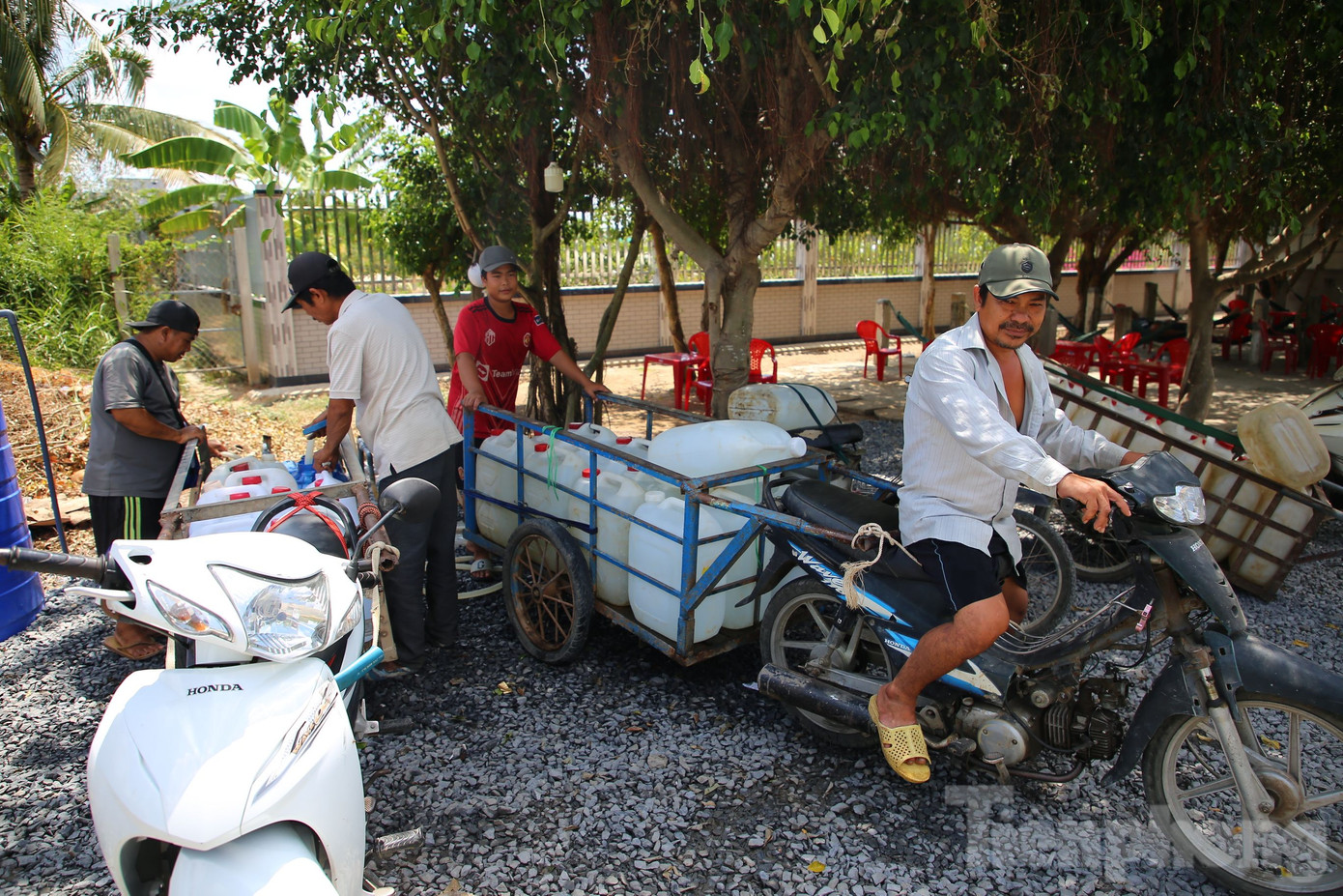 Ông Trịnh Minh Quốc - ngụ xã Phước Trung, huyện Gò Công Đông, tỉnh Tiền Giang, chở 10 can nhựa đến vòi nước công cộng trên địa bàn xã để chờ hứng nước mang về. Chia sẻ với PV báo Tiền Phong, ông Quốc cho biết, hiện nay các tuyến kênh, ao gần nhà đã khô cạn nước từ nhiều ngày qua. Hệ thống nước máy không đủ cung cấp sinh hoạt cho gia đình, vòi nước chỉ chảy nhỏ giọt, tình trạng này kéo dài gần 10 ngày nay. "Mỗi ngày 2 – 3 lượt, tôi mang can nhựa lấy khoảng 300 lít nước về dự trữ cho cả gia đình sinh hoạt. Bà con ở đây chỉ biết trông chờ vào vòi nước công cộng này thôi”, ông Quốc nói.