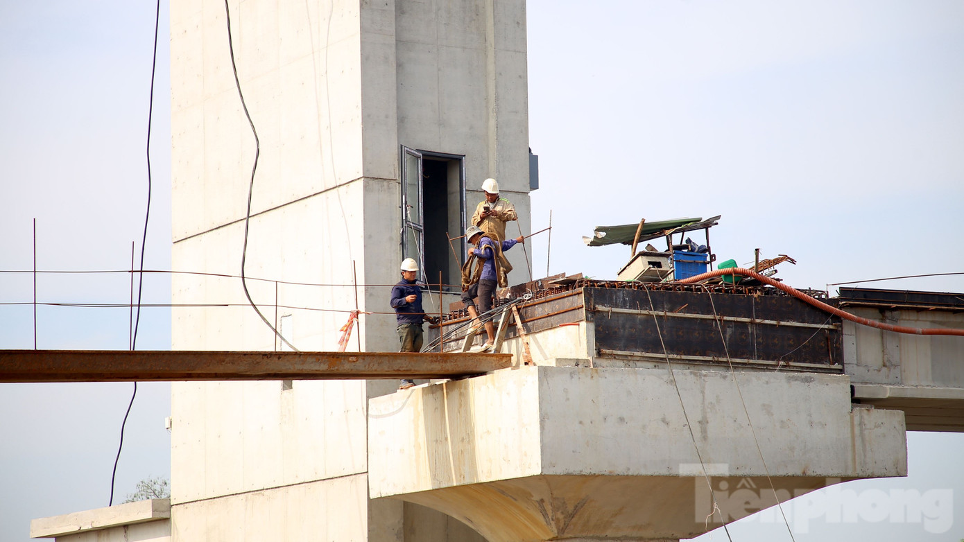 Chủ đầu tư cho biết, tiến độ cống âu thuyền Rạch Mọp hiện tại đạt 90% khối lượng giá trị công việc, các hạng mục chính cơ bản hoàn thành. Dự kiến công trình có thể vận hành, kiểm soát mặn trong giữa tháng 2/2025.