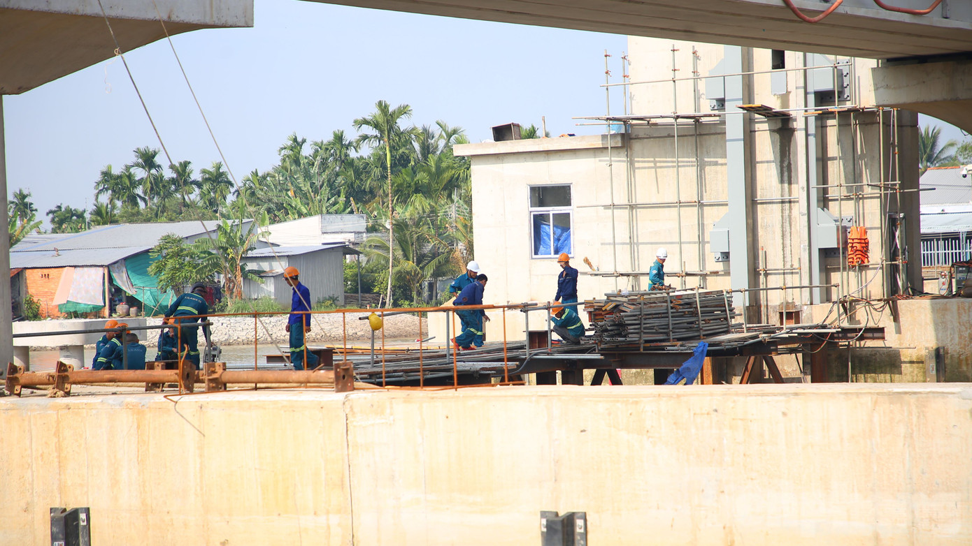 Ngoài cống âu Rạch Mọp thì dự án công trình kiểm soát nguồn nước bờ Nam sông Hậu còn cống Mương Khai 2, cống Trà Ếch, cống Cái Trưng, cống Cau Trường và cống Trà Quýt đều nằm trên tuyến quốc lộ Nam Sông Hậu đoạn qua địa bàn huyện Kế Sách (tỉnh Sóc Trăng) với tổng kinh phí thực hiện khoảng 900 tỷ đồng. Ảnh: Nhật Huy