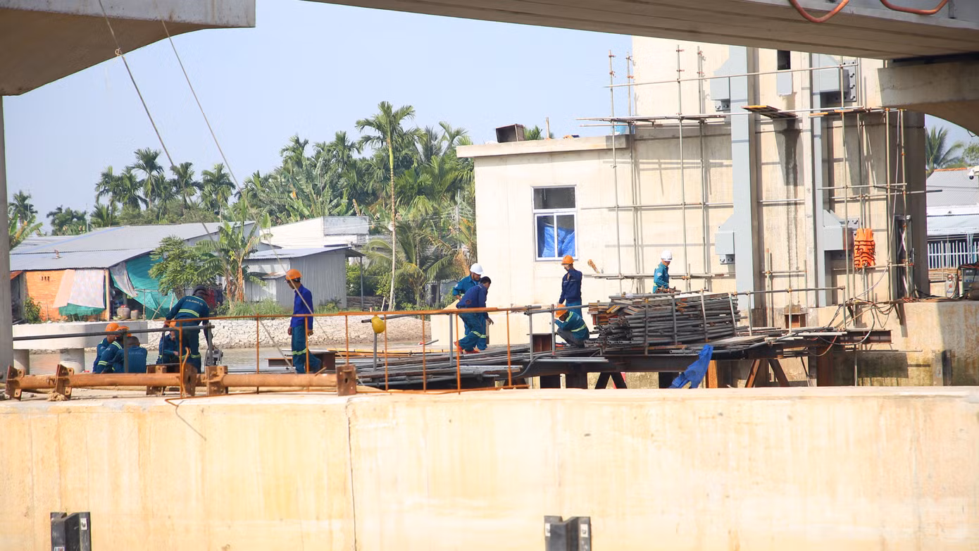 Ngoài cống âu Rạch Mọp thì dự án công trình kiểm soát nguồn nước bờ Nam sông Hậu còn cống Mương Khai 2, cống Trà Ếch, cống Cái Trưng, cống Cau Trường và cống Trà Quýt đều nằm trên tuyến quốc lộ Nam Sông Hậu đoạn qua địa bàn huyện Kế Sách (tỉnh Sóc Trăng) với tổng kinh phí thực hiện khoảng 900 tỷ đồng. Ảnh: Nhật Huy