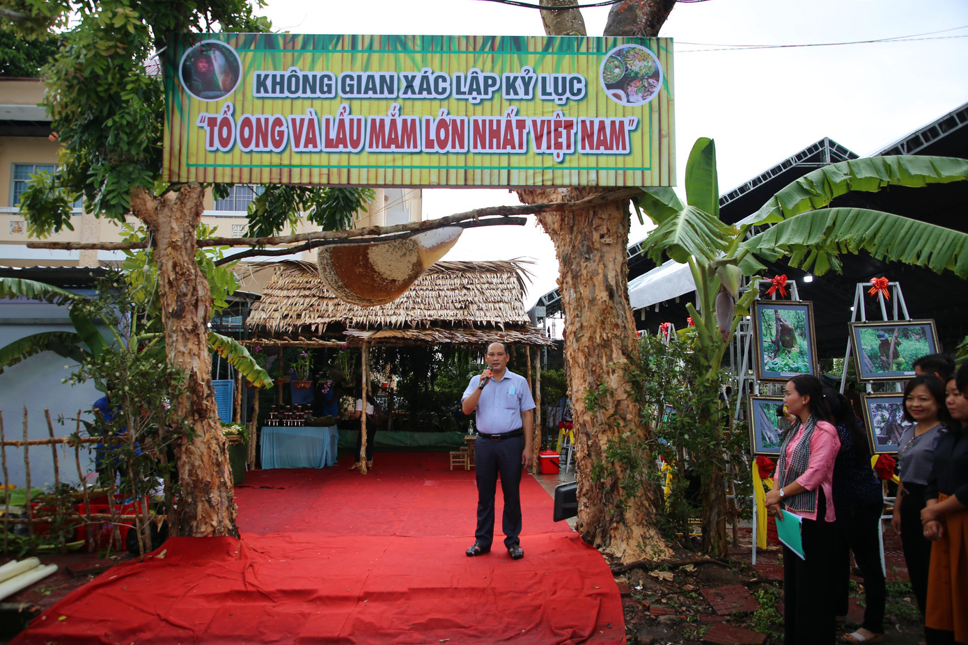 Cận cảnh tổ ong 43 kg và nồi lẩu mắm lớn nhất Việt Nam ảnh 1