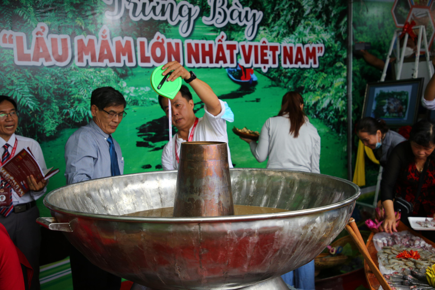 Cùng với đó, lẩu mắm được nấu với hơn 200 trái dừa tươi nhằm cho ra vị ngọt thanh mát hòa quyện với vị mắm mặn mòi sẽ là hương vị không thể lẫn vào đâu được.