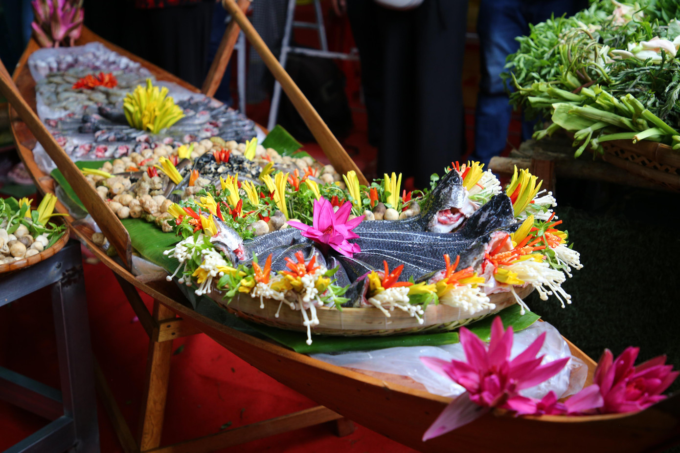 Nguyên liệu sử dụng cho món lẩu mắm bao gồm các loài cá tôm như cá lóc, cá rô, lươn rừng U Minh, thịt ba rọi, mực,… dự kiến phục vụ cho hơn 300 du khách.