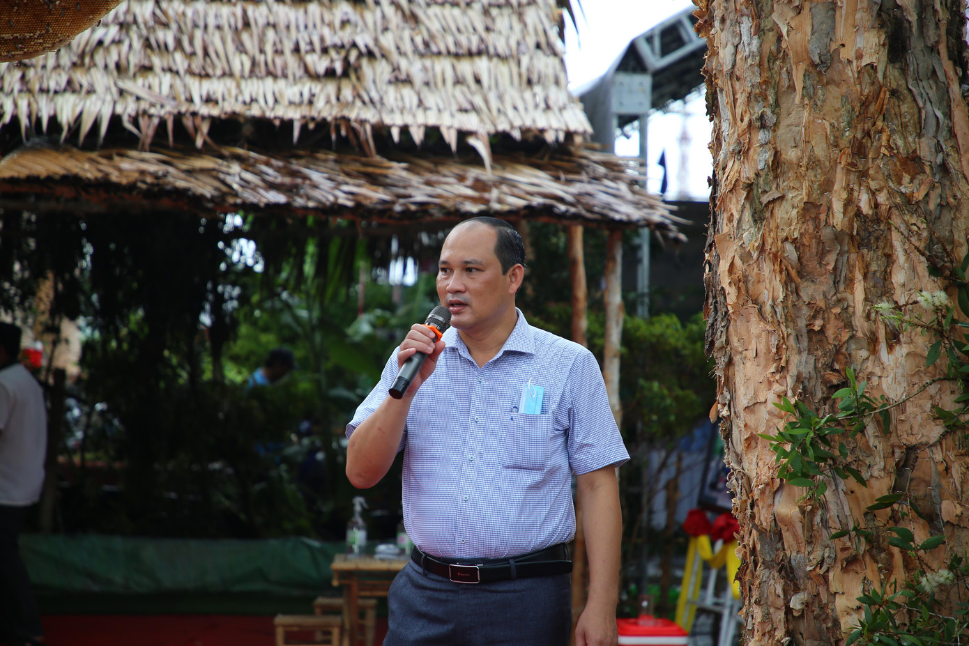 Ông Nguyễn Thanh Liêm - Phó Chủ tịch UBND huyện U Minh cho biết, trong sự kiện "Hương rừng U Minh" năm nay, ngoài việc trưng bày, quảng bá các đặc sản của huyện thì địa phương cũng phối hợp với Sở VHTT&amp;DL tỉnh Cà Mau cũng như các đơn vị có liên quan tổ chức xác lập kỷ lục tổ ong và lẩu mắm lớn nhất Việt Nam. Việc công nhận 2 kỷ lục này sẽ góp phần tuyên truyền và quảng bá hình ảnh vùng đất và con người U Minh đến với du khách trong và ngoài nước. Ảnh: Nhật Huy.