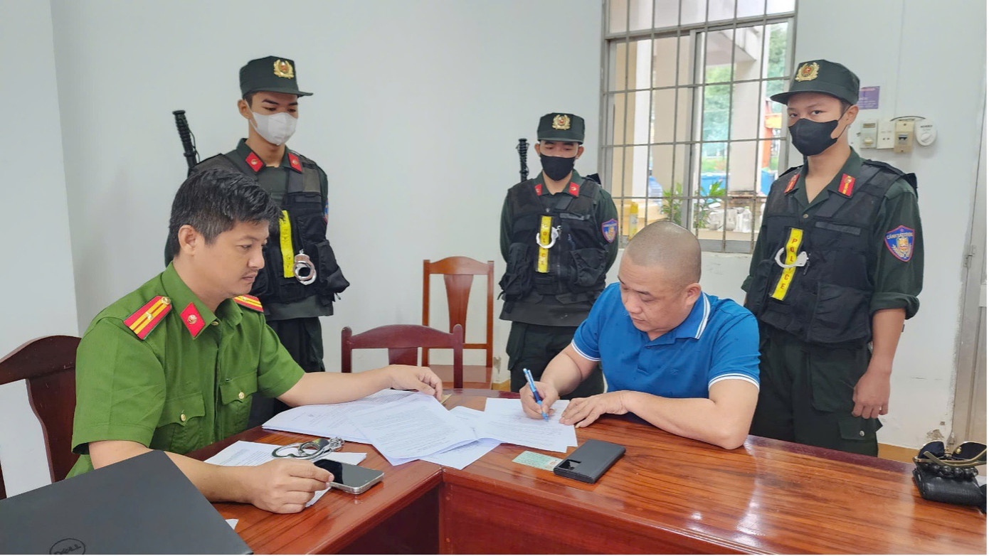 Khám xét nơi ở của bị can Tửa. Ảnh: Văn Vũ. Khám xét nơi ở của bị can Tửa. Ảnh: Văn Vũ.