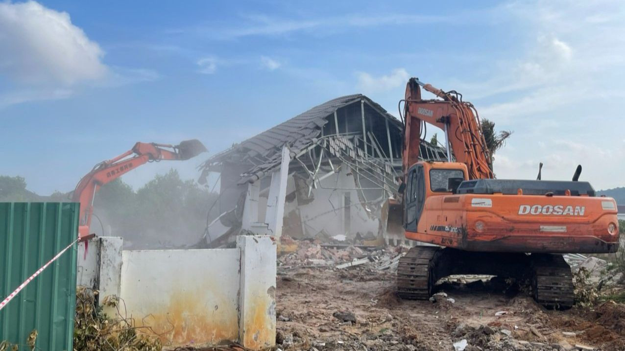 Sáng 10/5, lực lượng chức năng tiến hành cưỡng chế 2 căn biệt thự xây sai phép. Sáng 10/5, lực lượng chức năng tiến hành cưỡng chế 2 căn biệt thự xây sai phép.